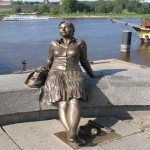 скульптура девушки на берегу реки