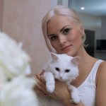 Женщина с белым котом